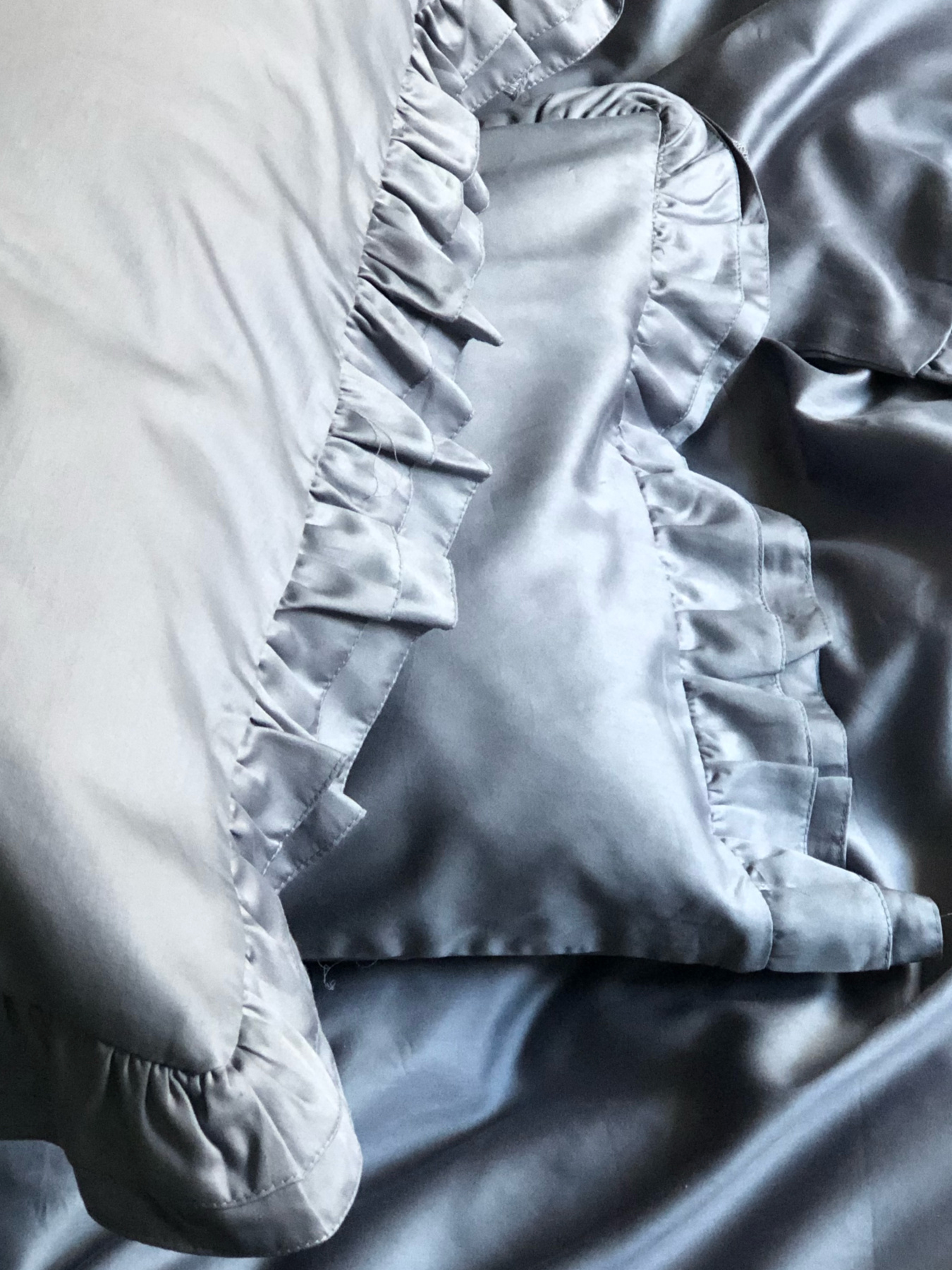 Комплект постільної білизни з рюшами темно-сірий Cozy модель 8048027 Фото