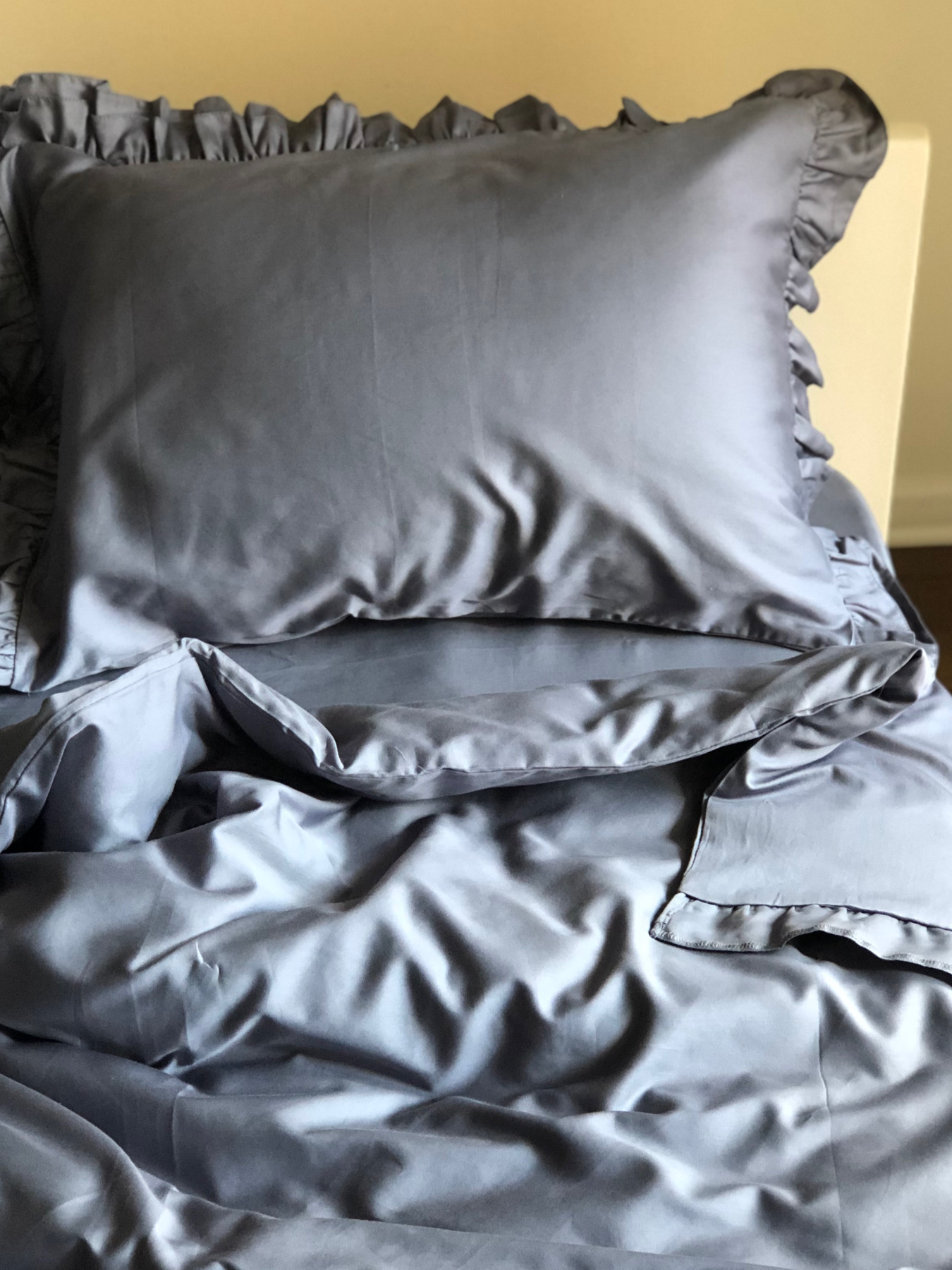 Комплект постільної білизни з рюшами темно-сірий Cozy модель 8048027 Фото