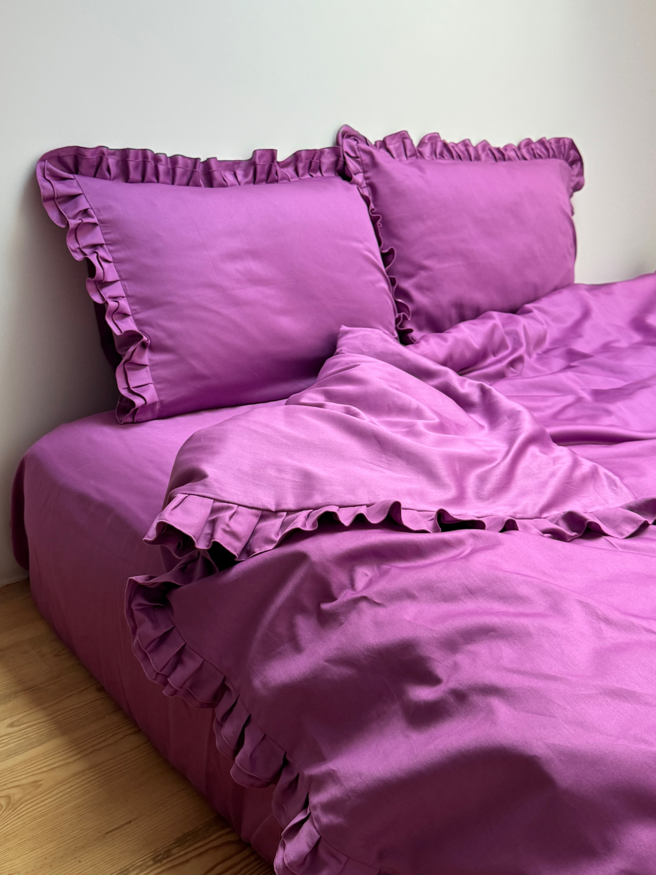 Комплект постільної білизни з рюшами ягідний Cozy модель 9557970 Фото