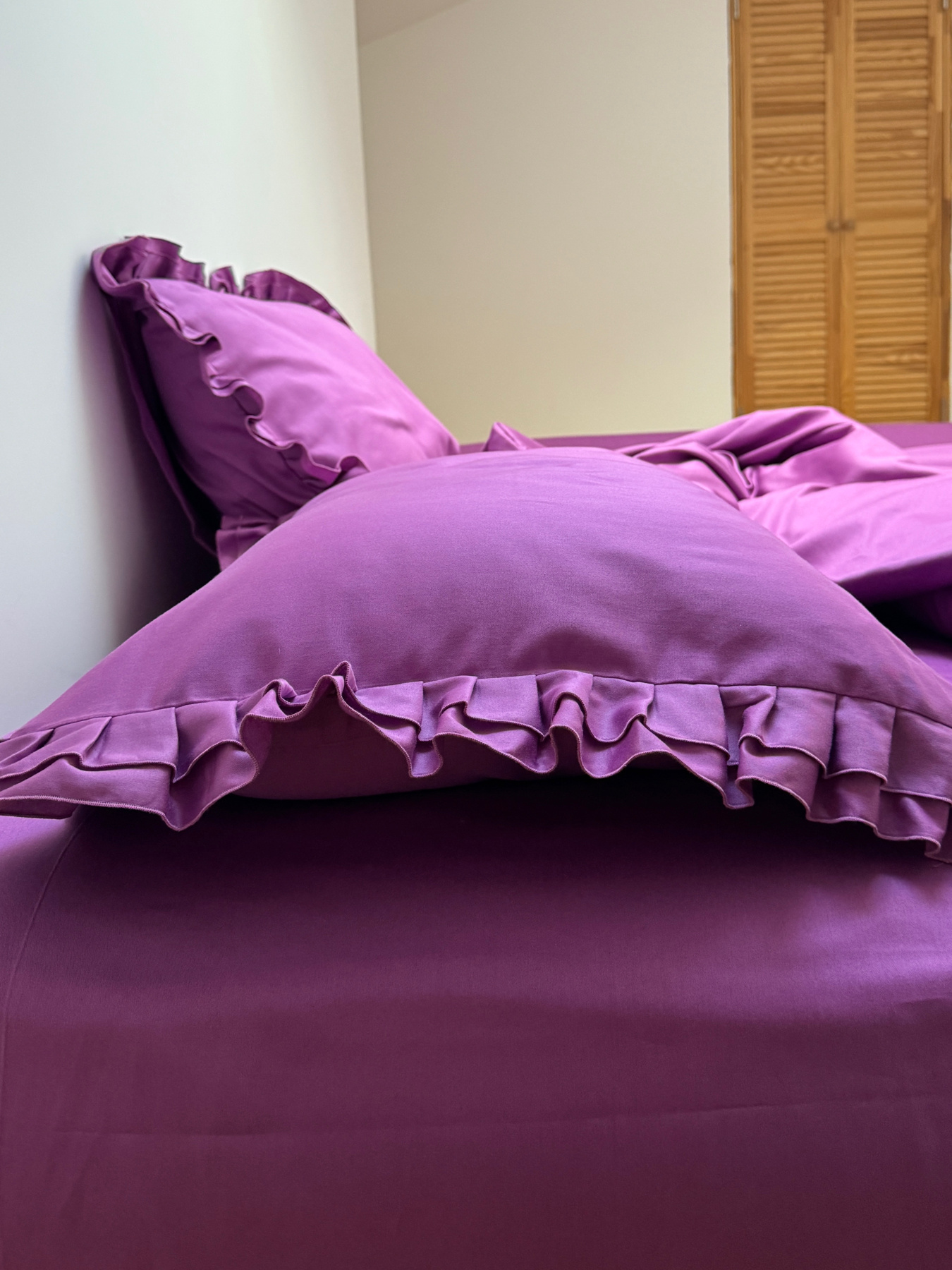 Комплект постільної білизни з рюшами ягідний Cozy модель 9557970 Фото