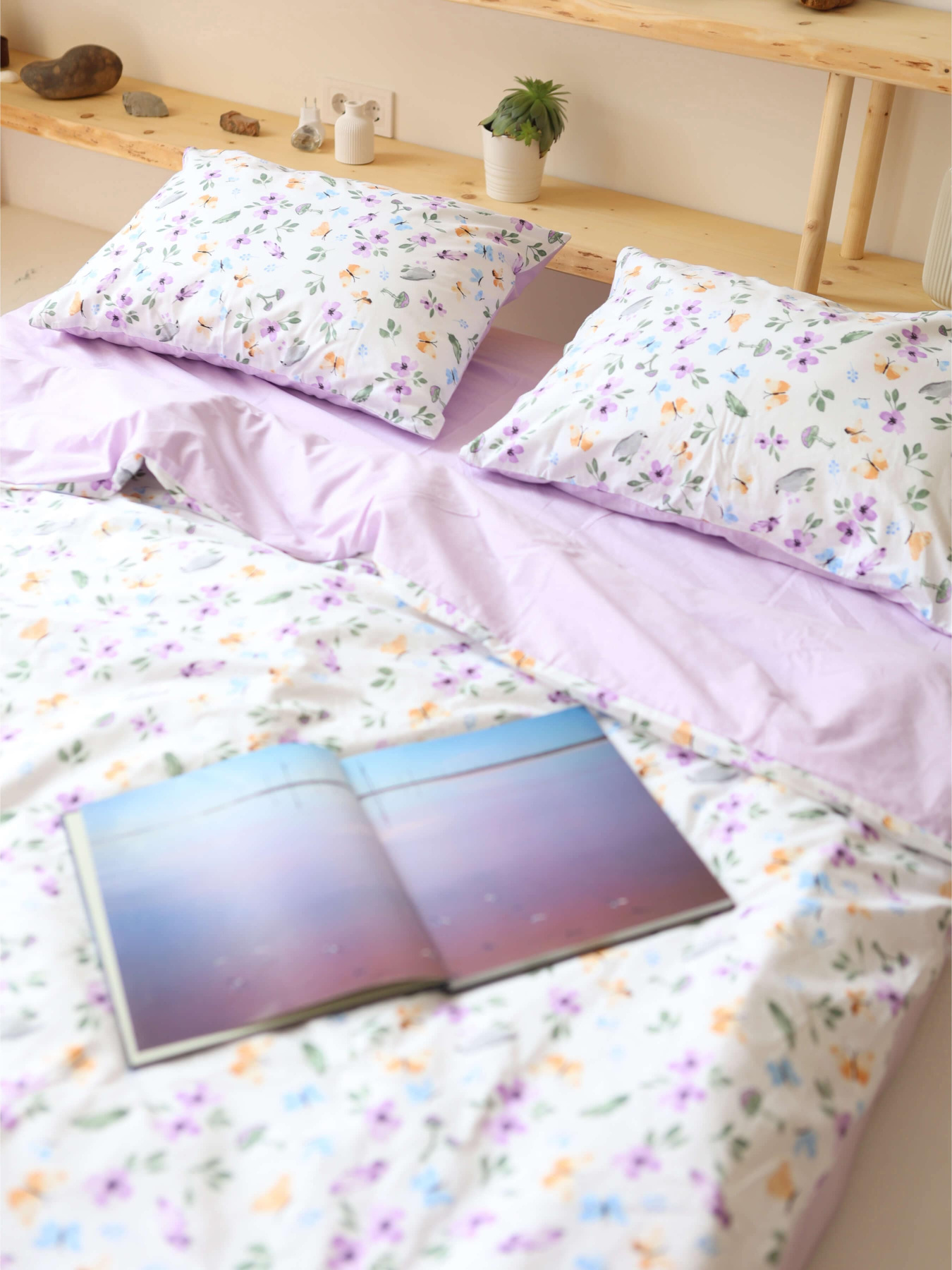 Комплект постельного белья с ткани Ранфорс цвет Фиалки с однотонным BedclozZzes модель 12906 Комплект постельного белья с ткани Ранфорс цвет Фиалки с однотонным BedclozZzes модель 12906 Фото