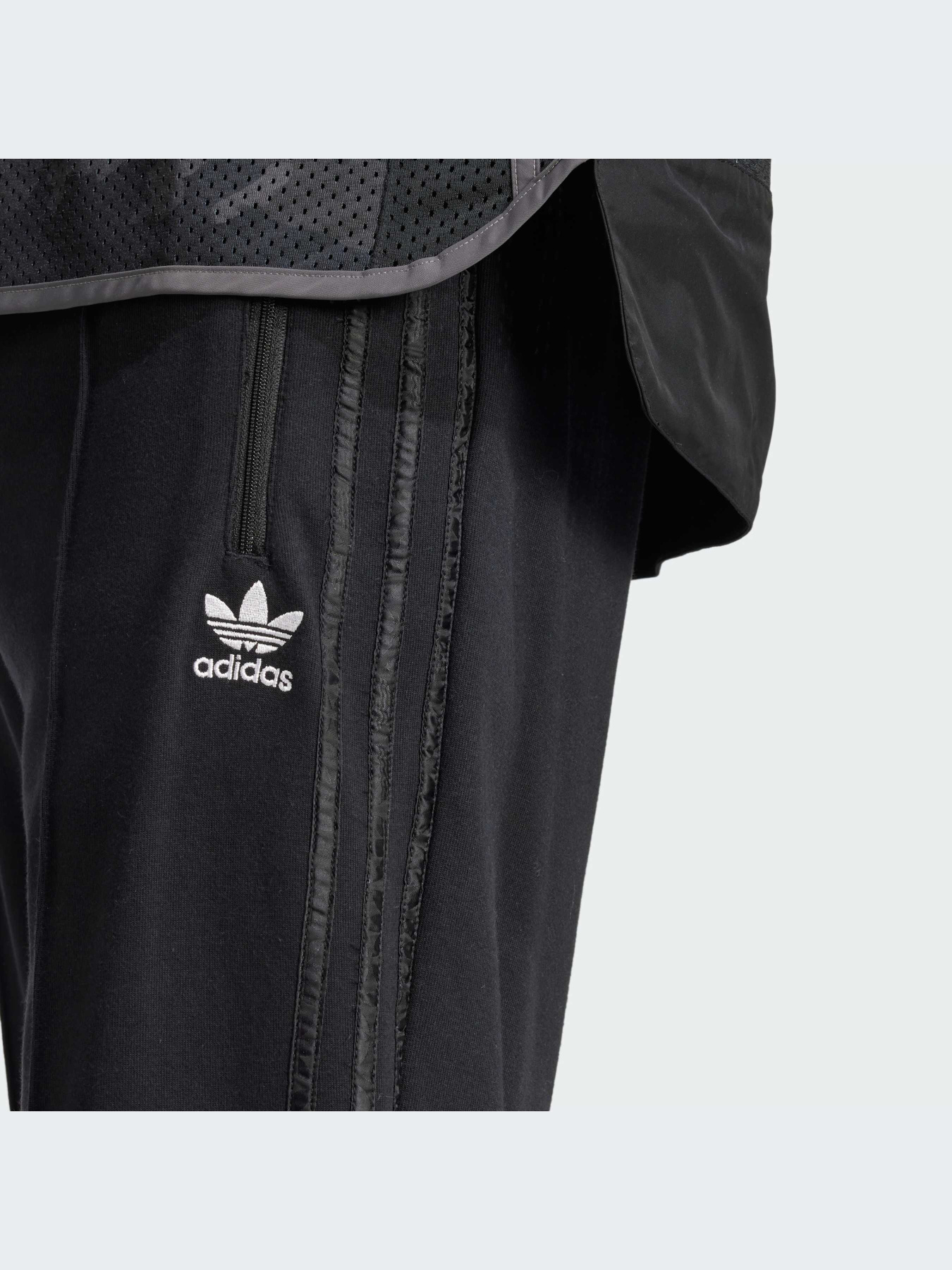 Брюки повседневные Adidas Graphics модель IZ2539 Фото