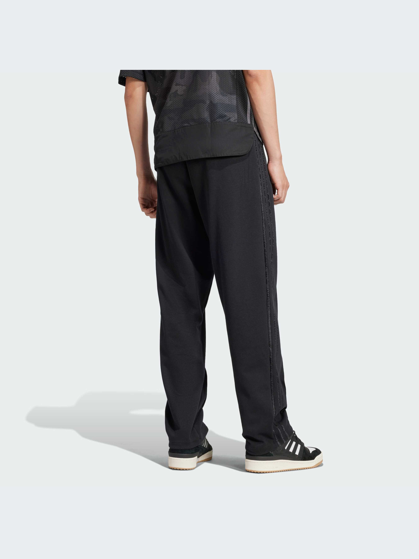 Повседневные штаны Adidas Graphics модель IZ2539 Фото