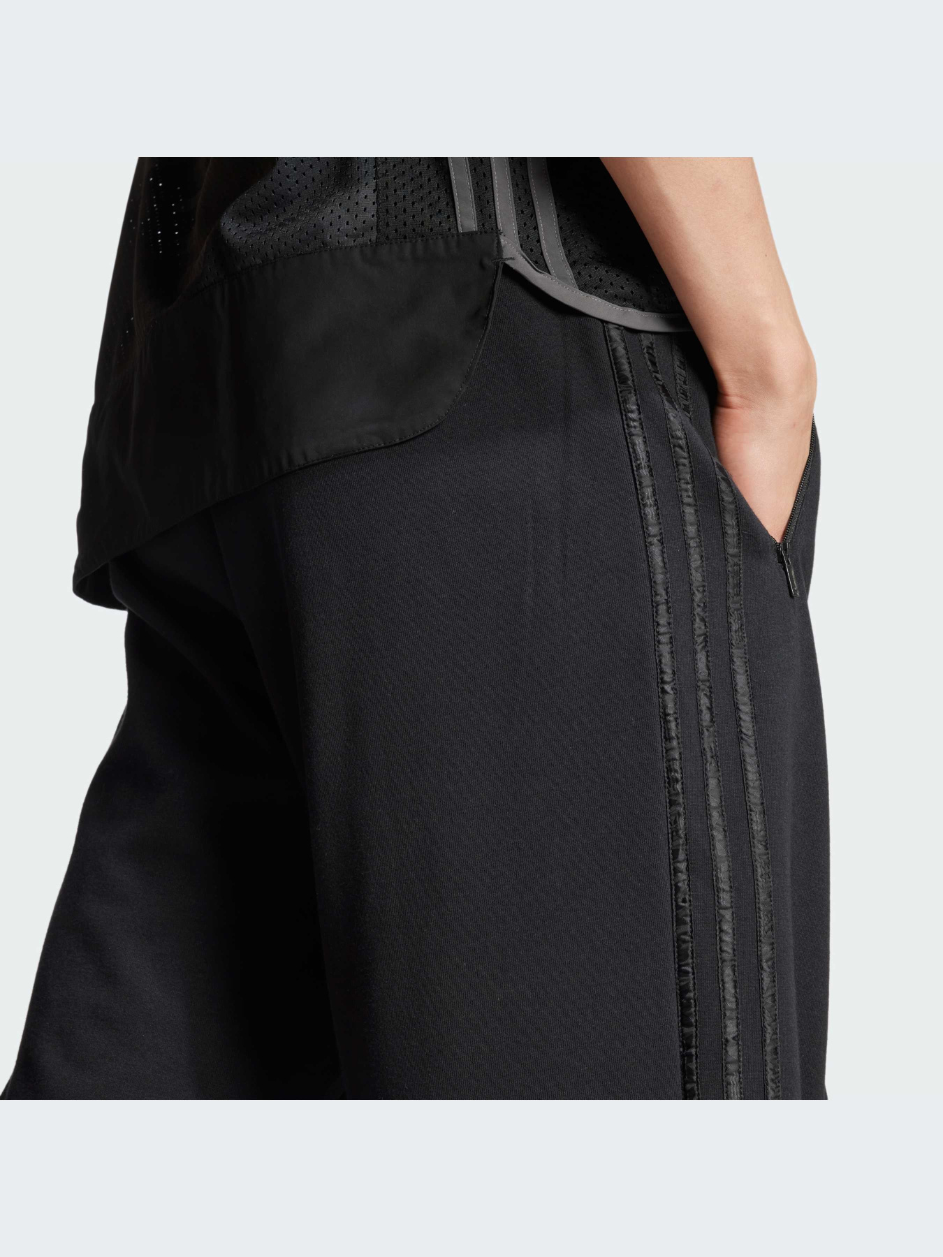 Повседневные штаны Adidas Graphics модель IZ2539 Фото