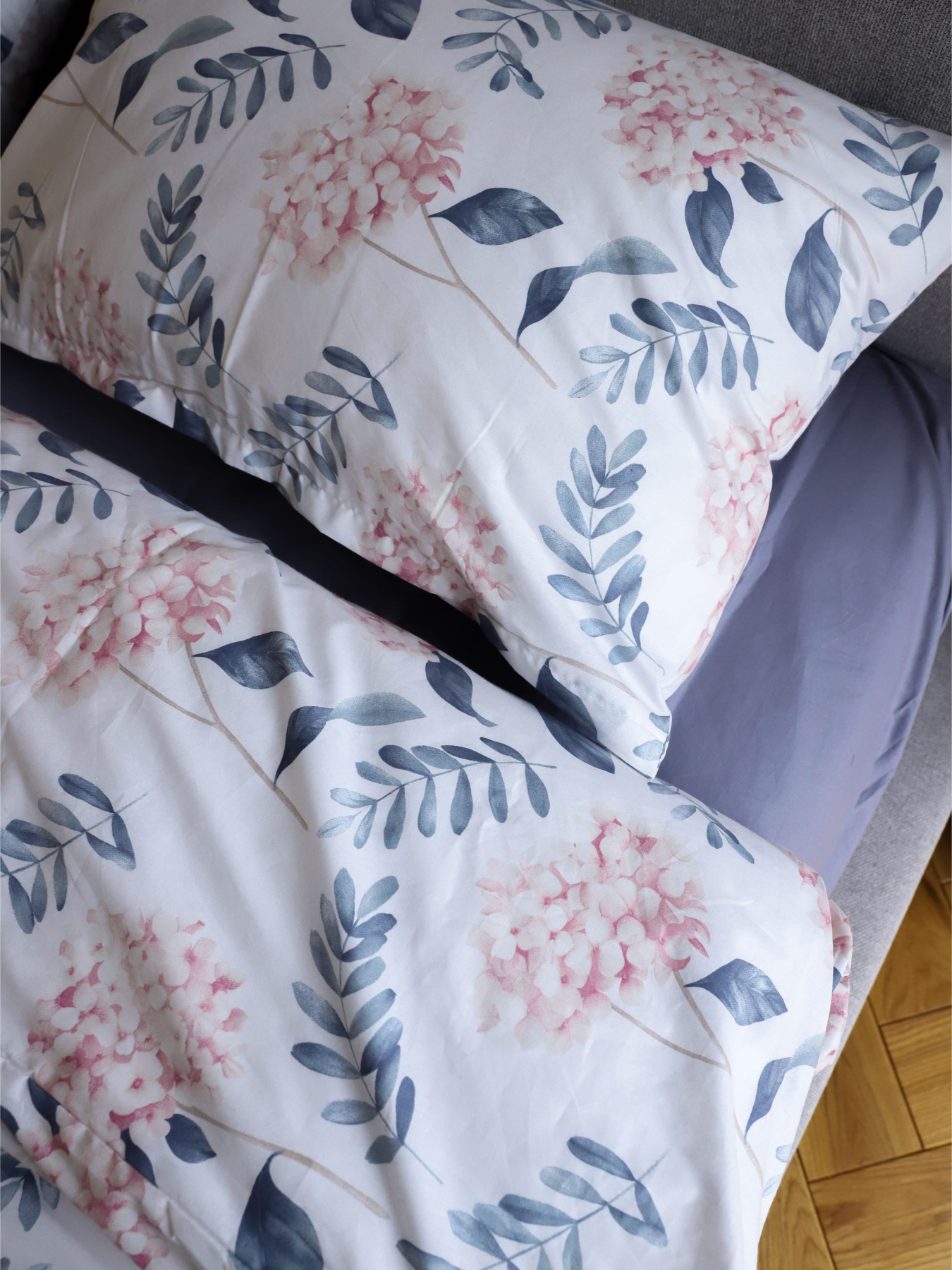 Комплект постільної білизни з тканини Ранфорс колір Рожеві гортензії з синім BedclozZzes модель 15690-1 Комплект постільної білизни з тканини Ранфорс колір Рожеві гортензії з синім BedclozZzes модель 15690-1 Фото