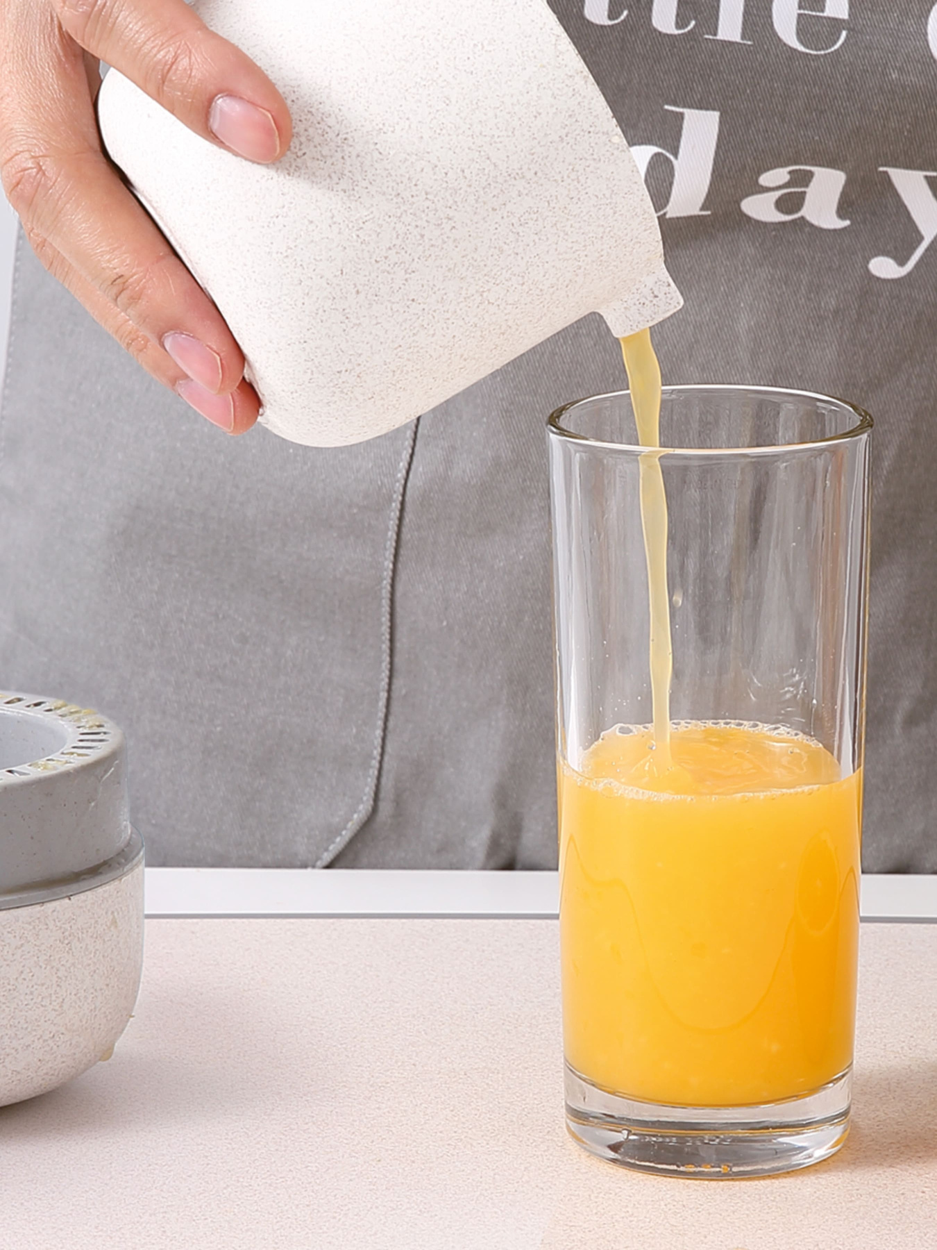 Соковыжималка ручная для фруктов MBM MY HOME модель KP-06 WHITE Фото