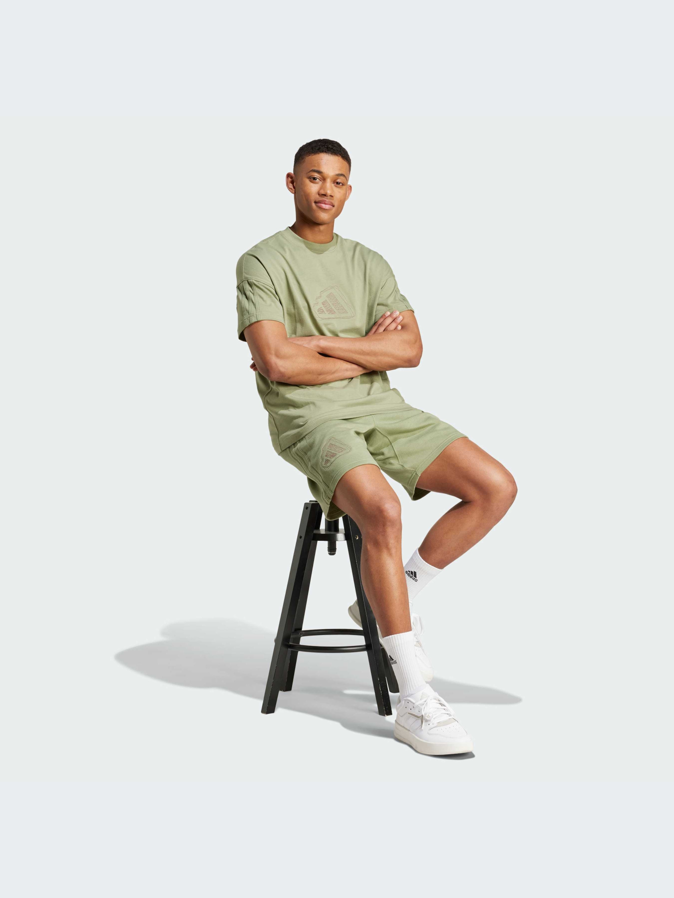 Повсякденні шорти Adidas модель IY6573 Фото