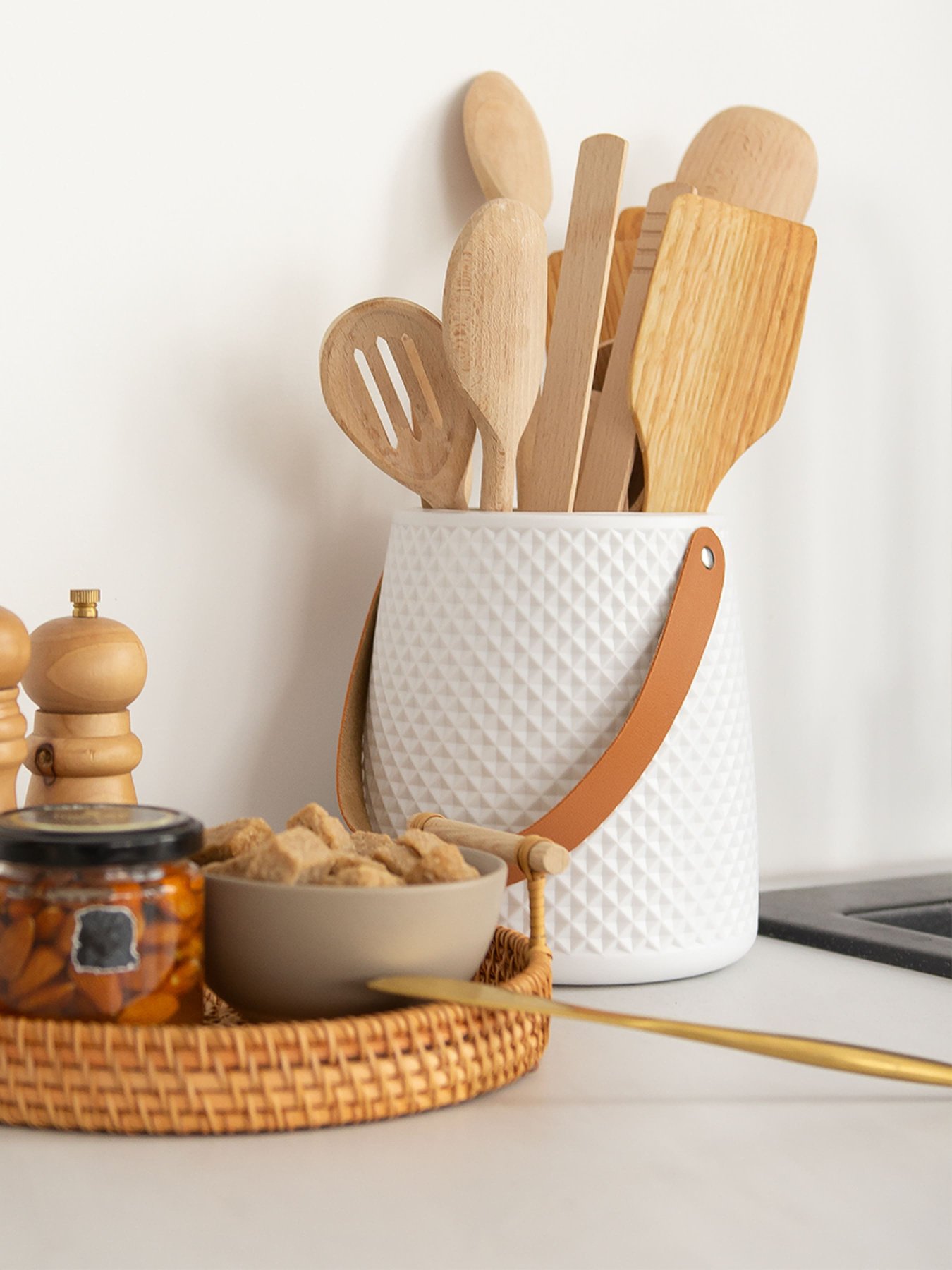 Ваза для квітів з ручкою пластикова біла MBM HOME модель DH-FLOWERS-10 WHITE Фото