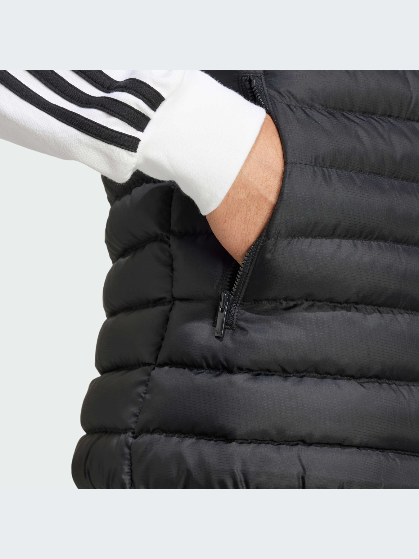 Утепленный жилет Adidas модель IW3448 Утепленный жилет Adidas модель IW3448 Фото