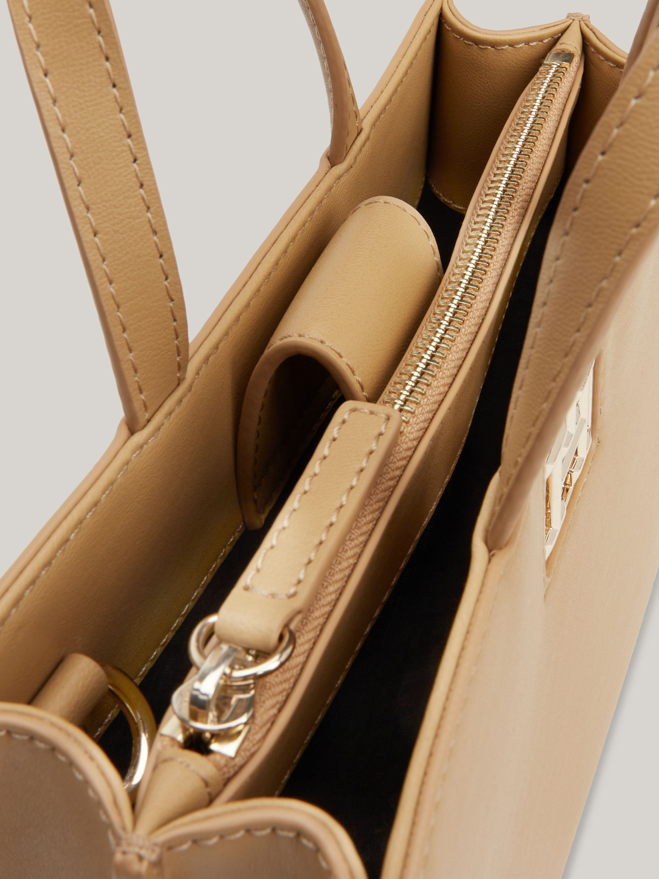 Сумки Tommy Hilfiger модель AW0AW16762-RBL Фото