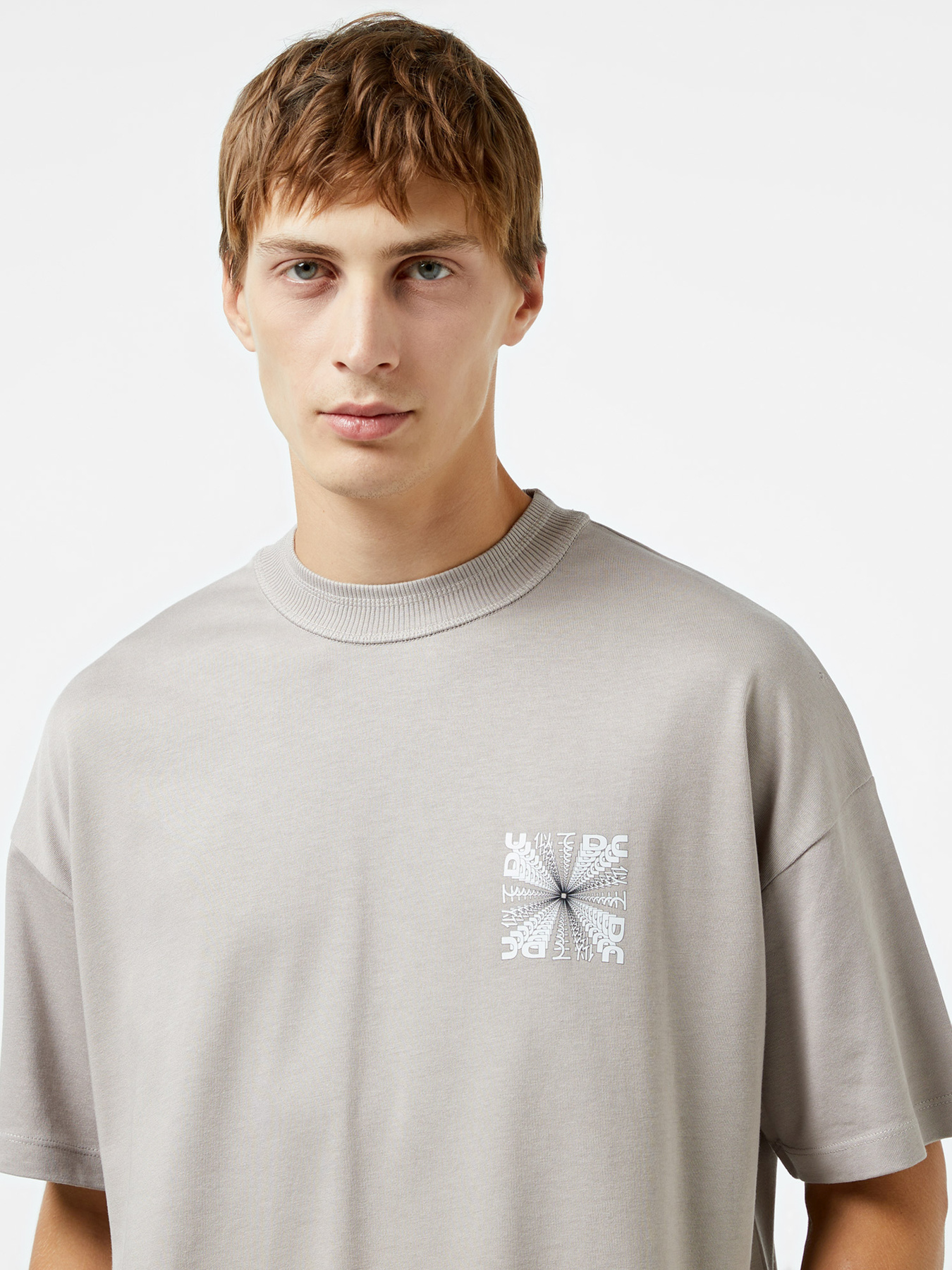 Футболка UNITED4 модель 24INFM.ANT Футболка UNITED4 модель 24INFM.ANT Фото