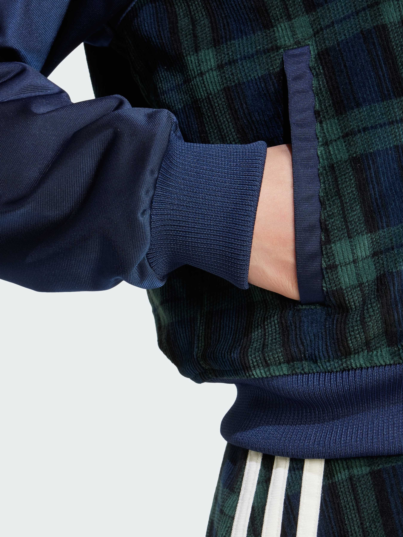 Бомбер Adidas модель IX1040 Фото