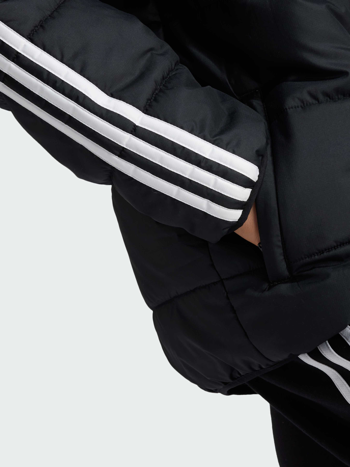 Демісезонна куртка Adidas модель IV9512 Фото