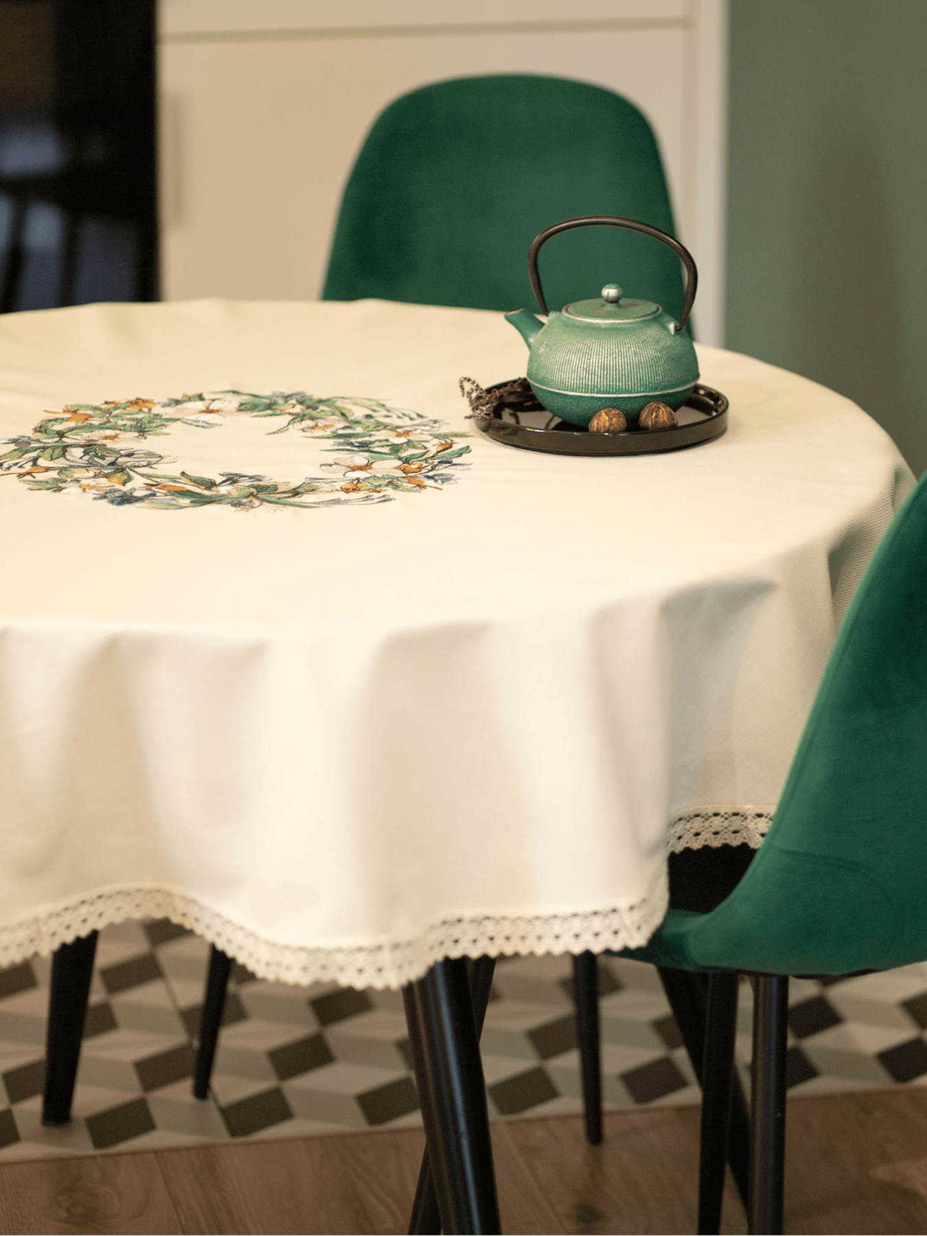 Вишита скатертина кругла Едельвіка модель 143-19-00 Фото