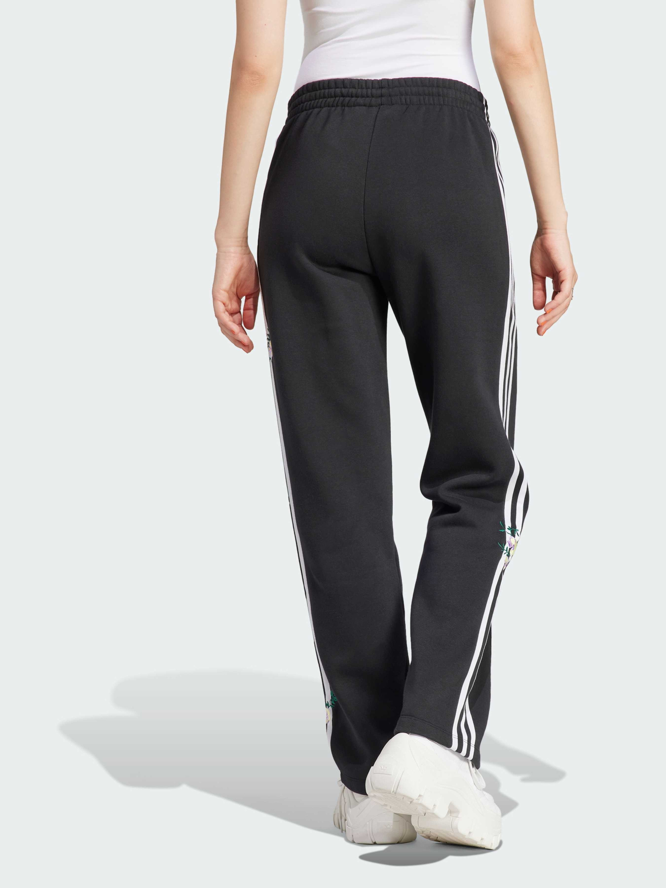 Брюки повседневные Adidas Graphics модель IJ7086 Фото