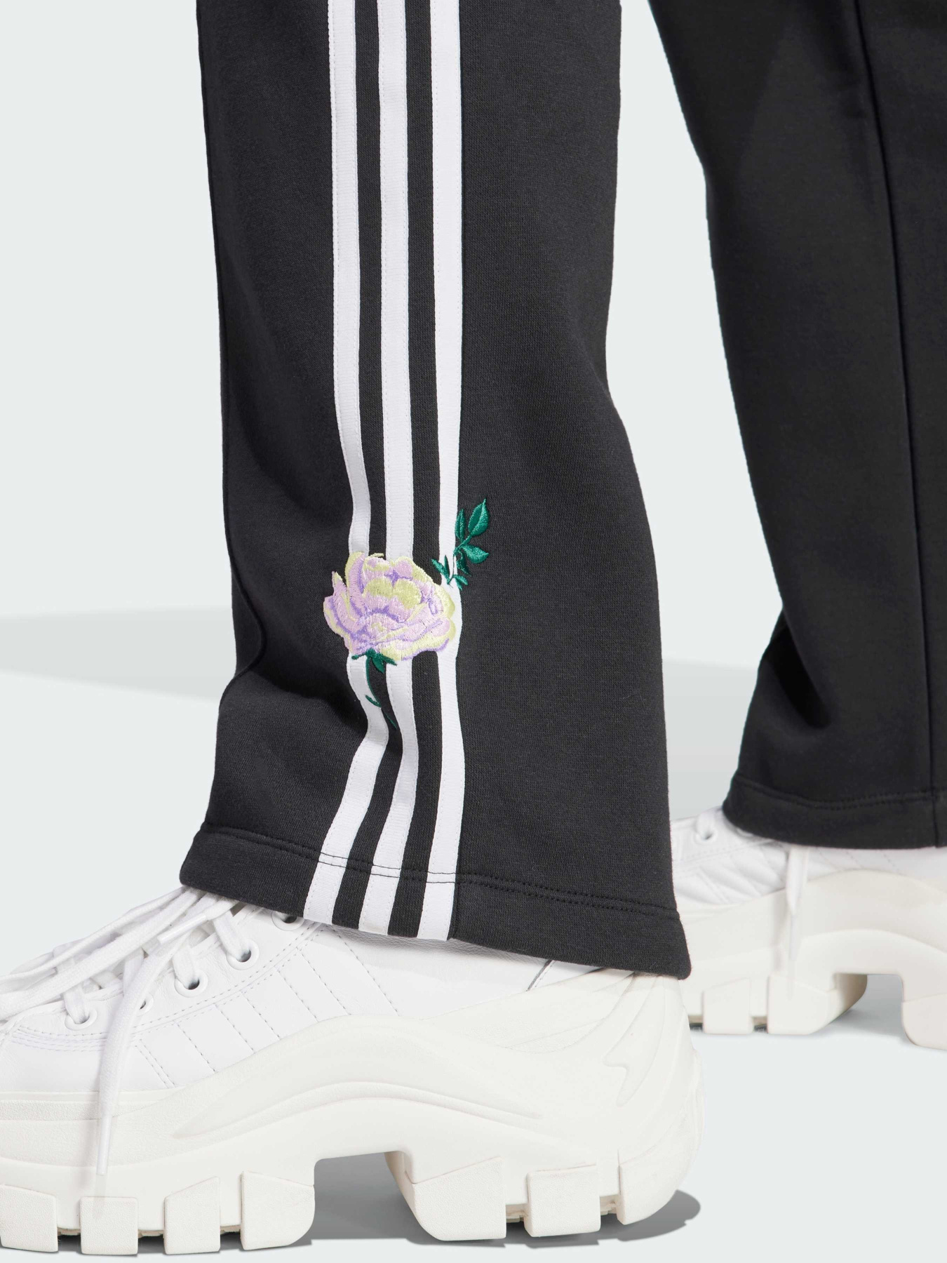 Брюки повседневные Adidas Graphics модель IJ7086 Фото