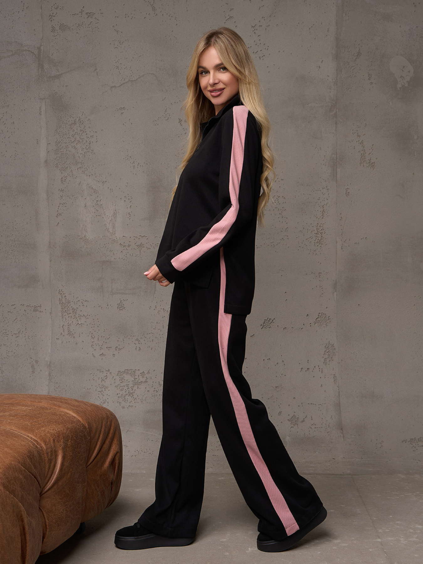 Повседневный костюм ISSA Plus модель 14891_черный_розовый Фото