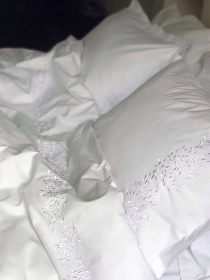 Наволочка біла з вишитими гілками Cozy модель 8003679 Фото