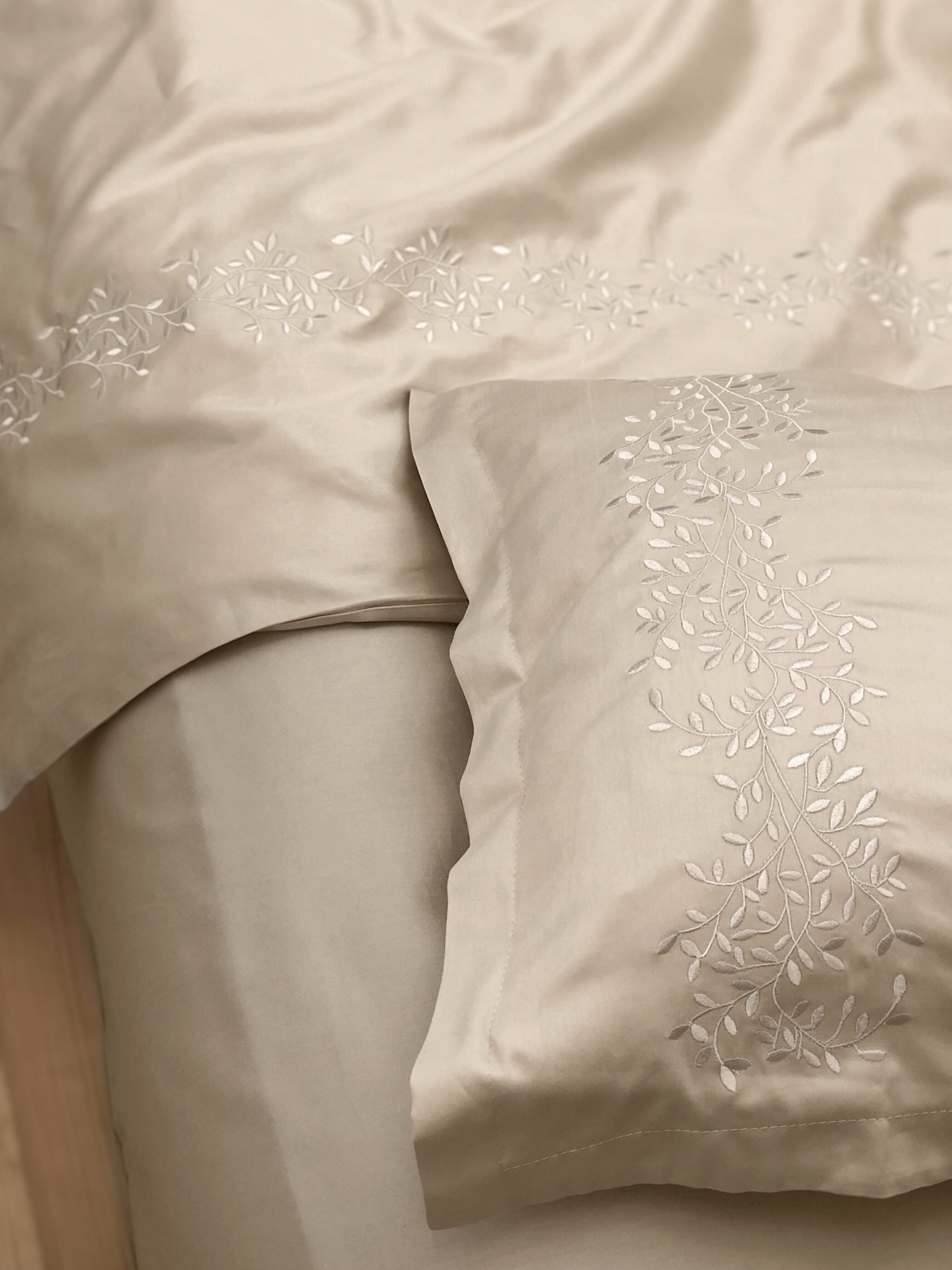 Наволочка лате з вишитими гілками Cozy модель 7802744 Фото