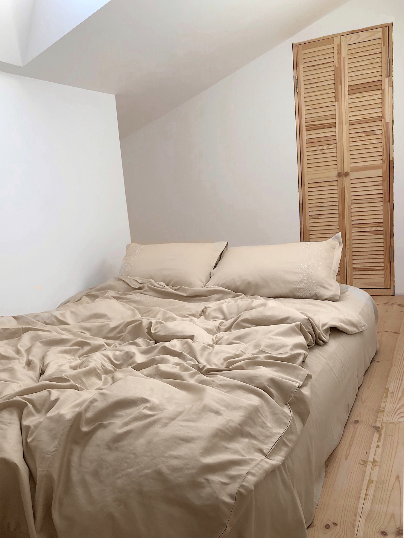 Наволочка лате з вишитими гілками Cozy модель 7802744 Фото