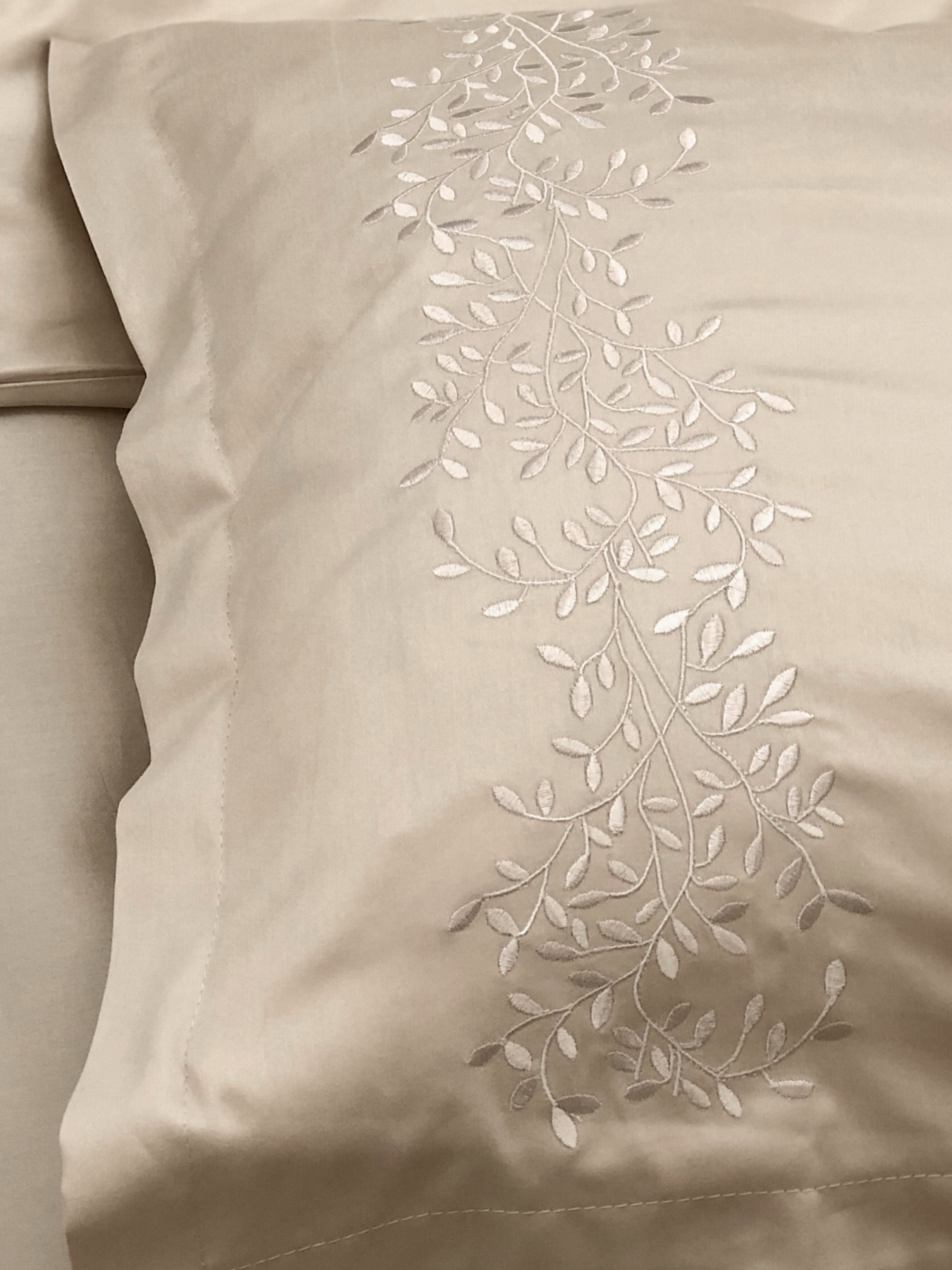 Наволочка лате з вишитими гілками Cozy модель 7802744 Фото