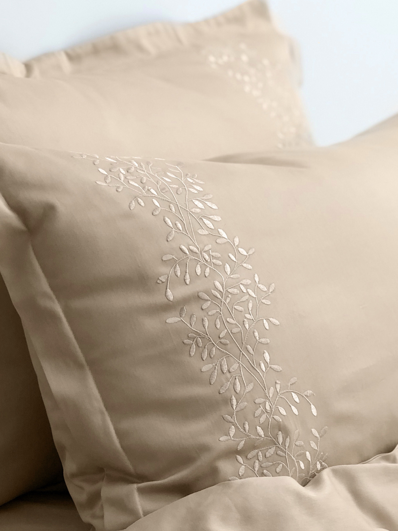 Наволочка лате з вишитими гілками Cozy модель 7802744 Фото