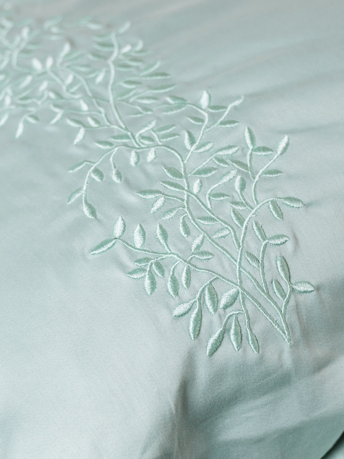 Наволочка м'ятна з вишитими гілками Cozy модель 8003680 Фото