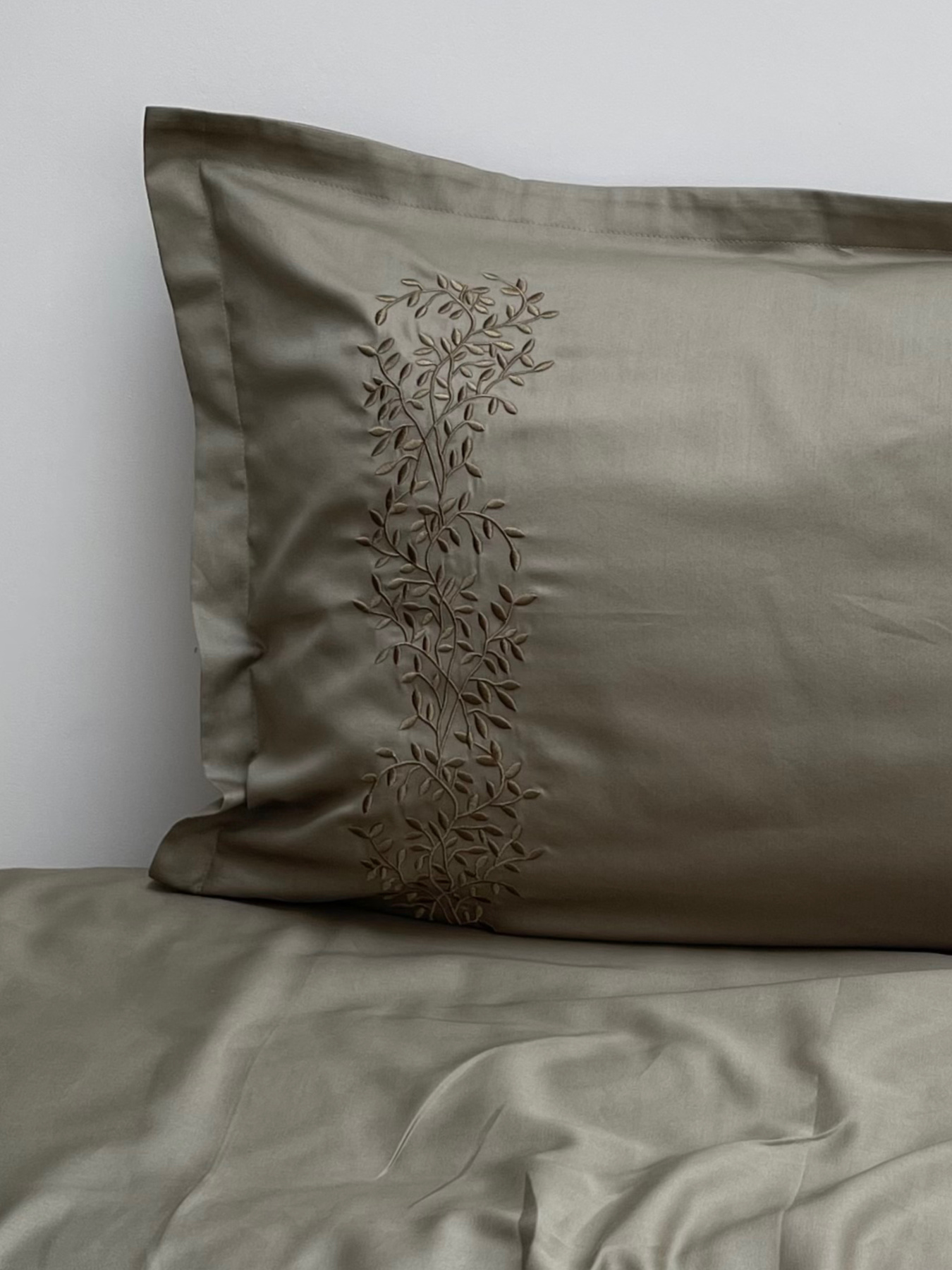 Наволочка мох з вишитими гілками Cozy модель 8003681 Фото