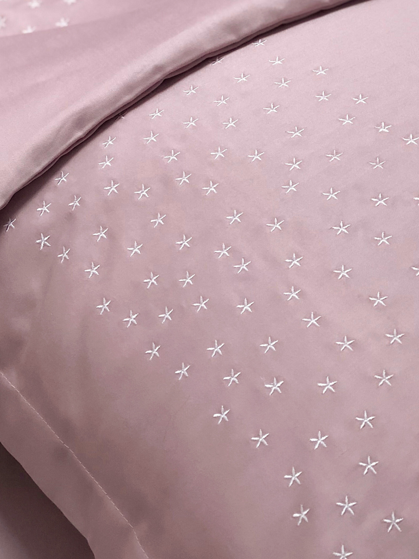 Наволочка рожева з вишитими білими зірками Cozy модель 8008377 Фото