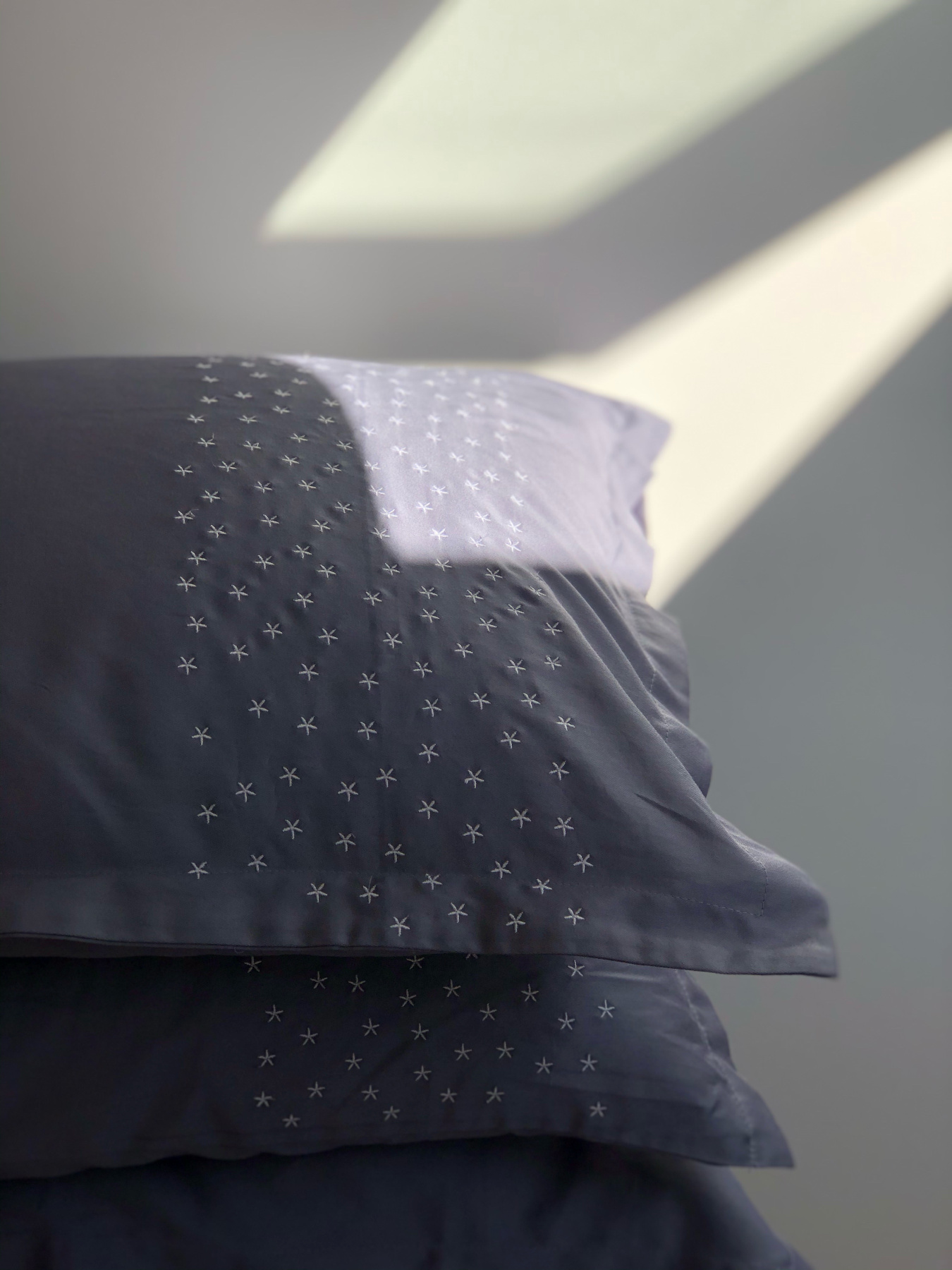 Наволочка темно-сіра з вишитими білими зірками Cozy модель 8008298 Фото