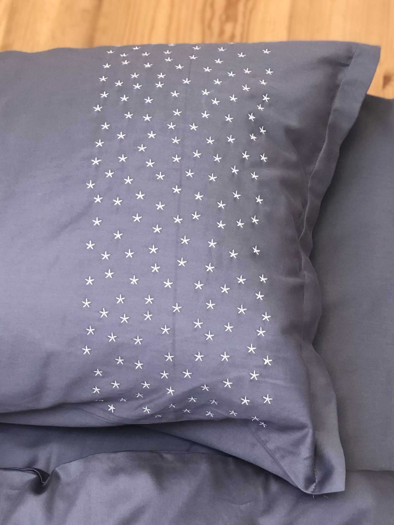 Наволочка темно-сіра з вишитими білими зірками Cozy модель 8008298 Фото