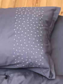 Наволочка темно-сіра з вишитими білими зірками Cozy модель 8008298 Фото