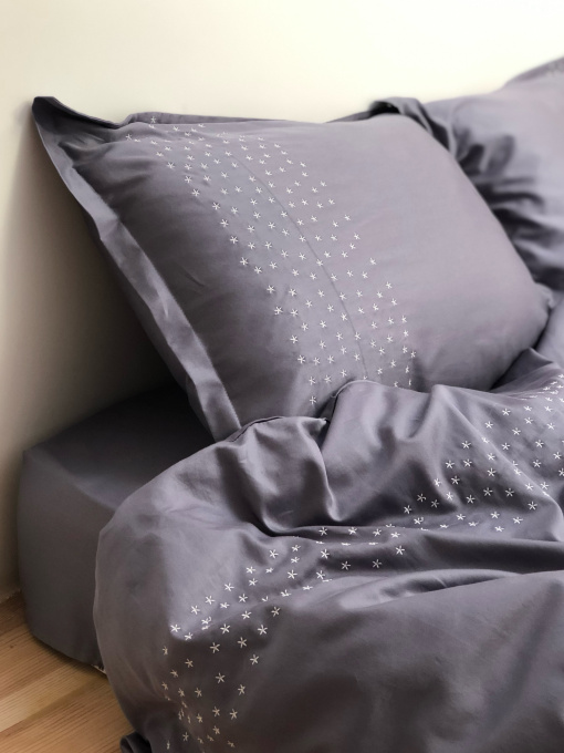 Наволочка темно-сіра з вишитими білими зірками Cozy модель 8008298 Фото