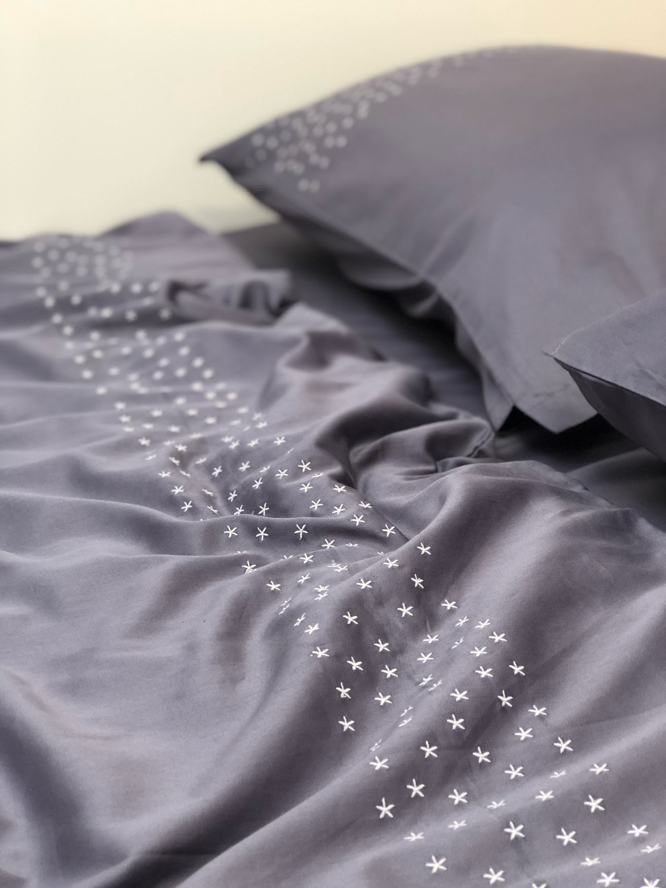 Наволочка темно-сіра з вишитими білими зірками Cozy модель 8008298 Фото