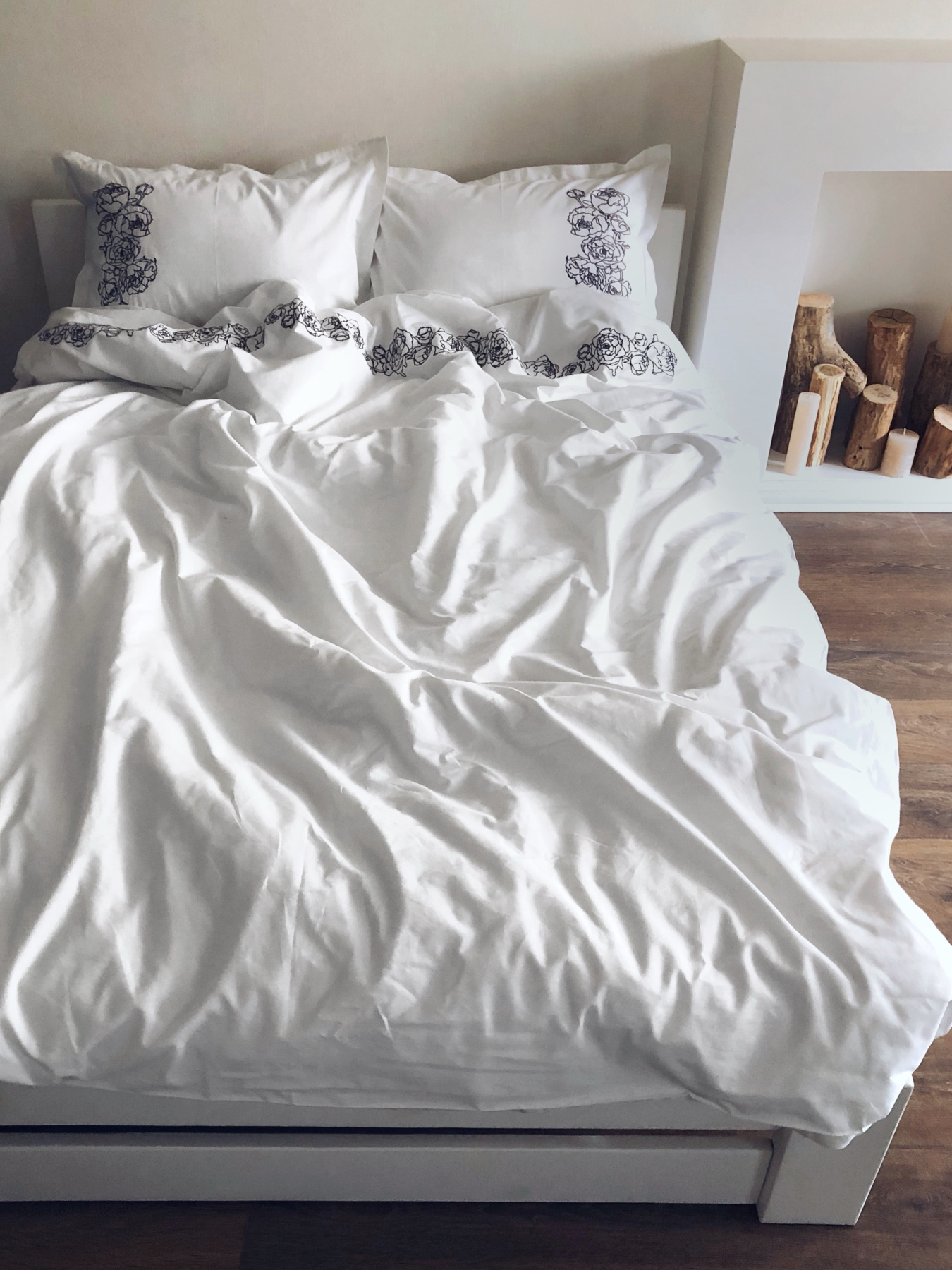 Наволочка біла з вишитими сірими півоніями Cozy модель 8008573 Фото