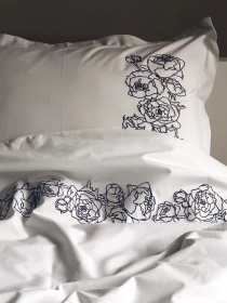 Наволочка біла з вишитими сірими півоніями Cozy модель 8008573 Фото