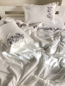 Наволочка біла з вишитими сірими півоніями Cozy модель 8008573 Фото