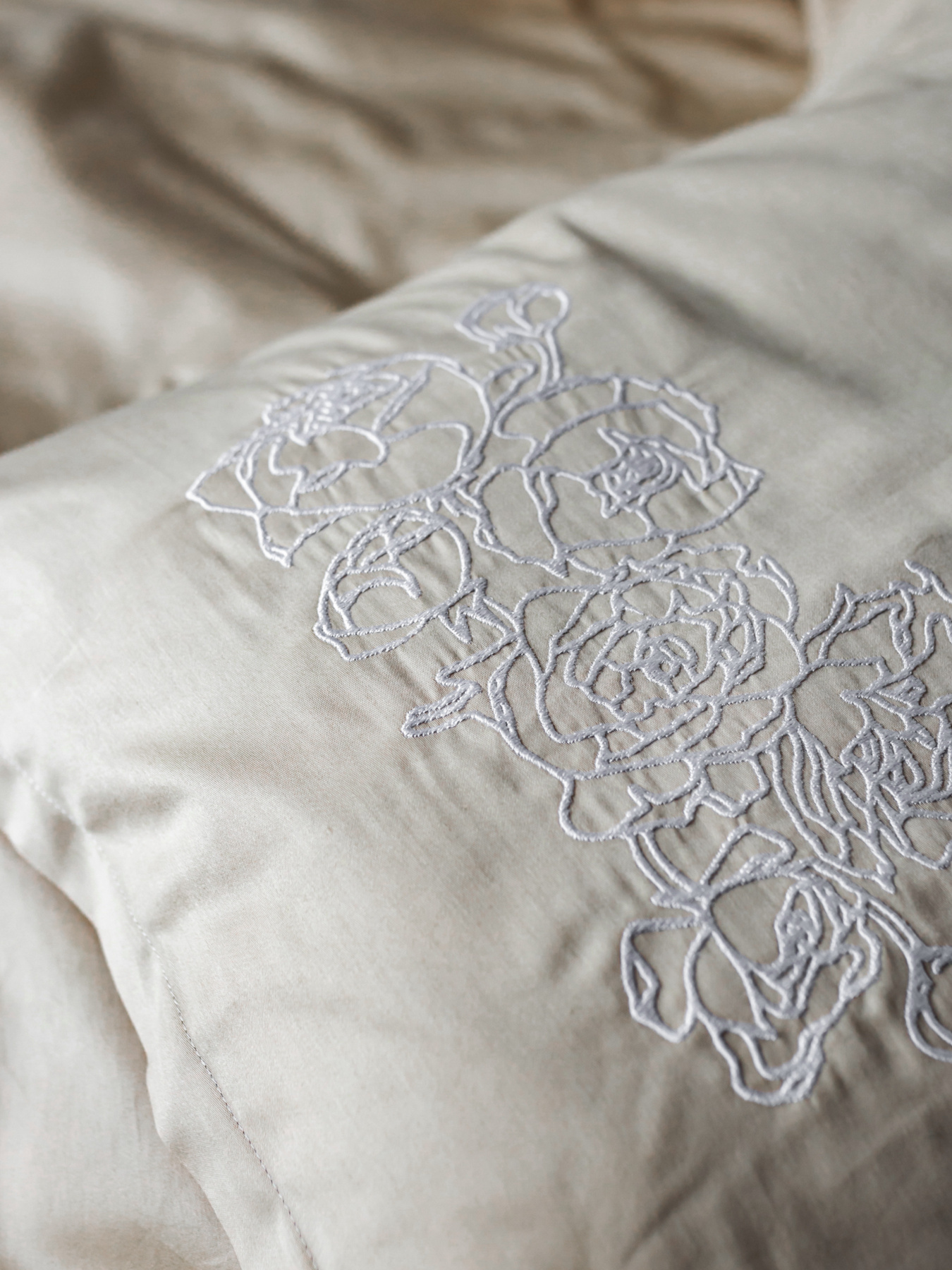 Наволочка лате з вишитими білими півоніями Cozy модель 7910747 Фото