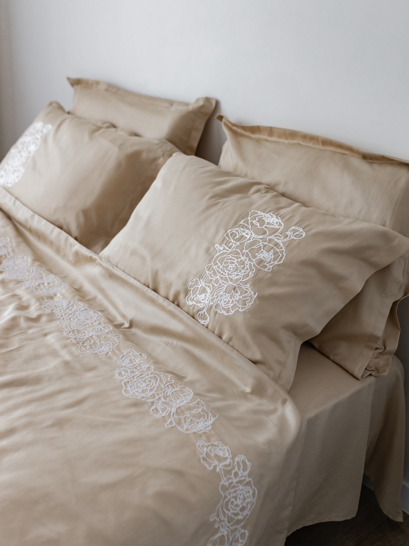 Наволочка лате з вишитими білими півоніями Cozy модель 7910747 Фото