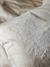 Наволочка лате з вишитими білими півоніями Cozy модель 7910747 Фото