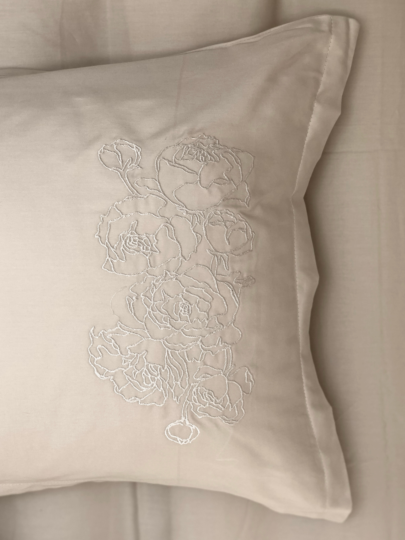 Наволочка лате з вишитими півоніями Cozy модель 8008410 Фото