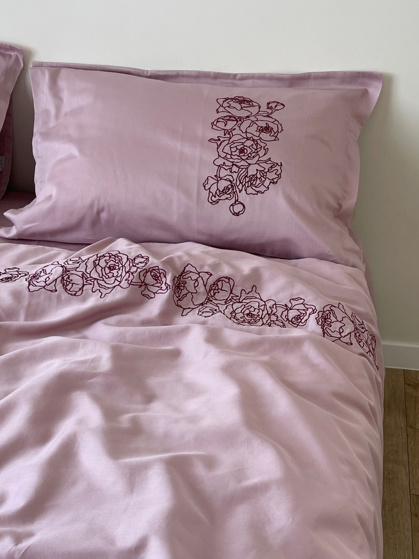 Наволочка рожева з вишитими бордовими півоніями Cozy модель 10082652 Фото