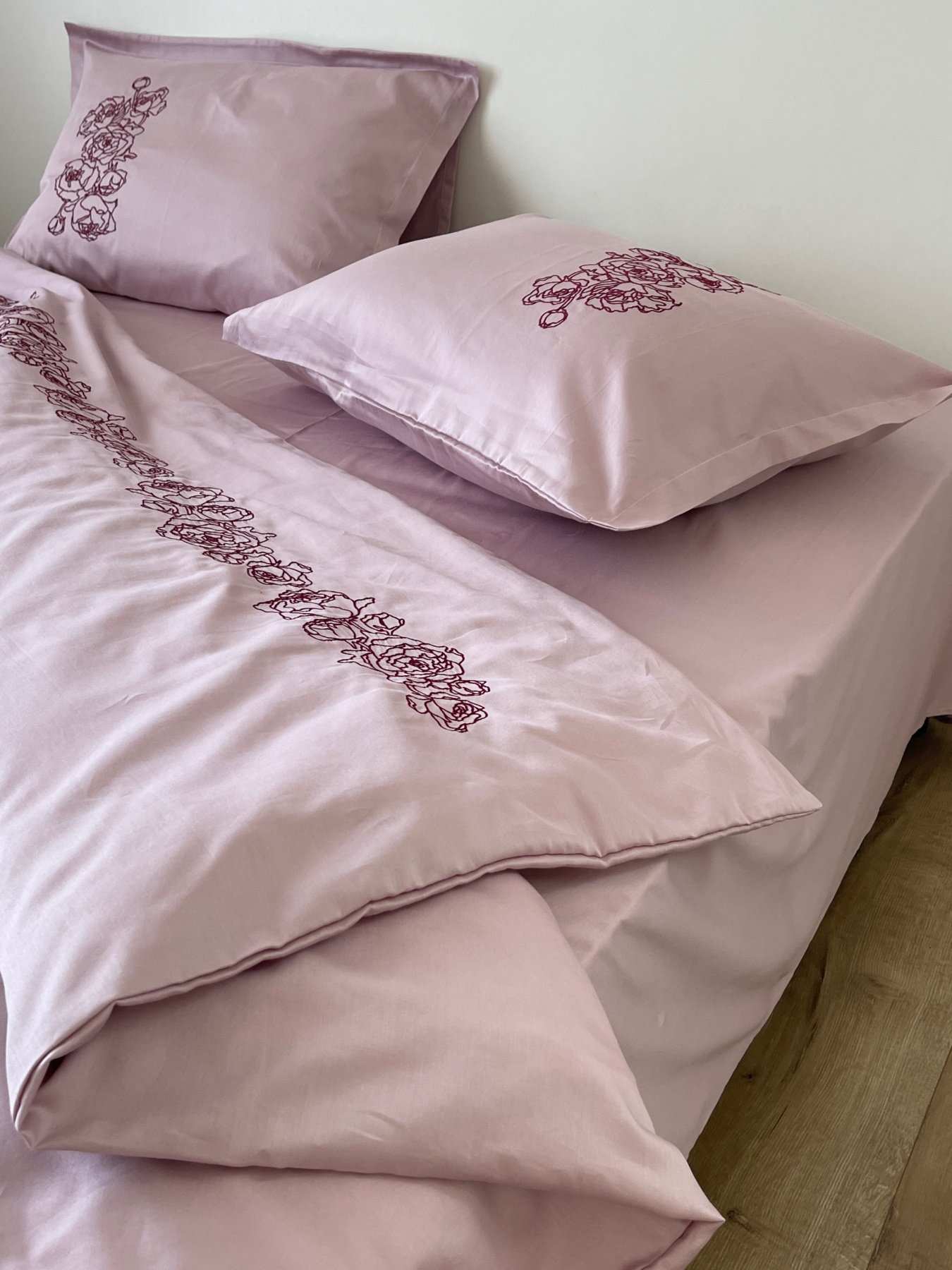 Наволочка рожева з вишитими бордовими півоніями Cozy модель 10082652 Фото