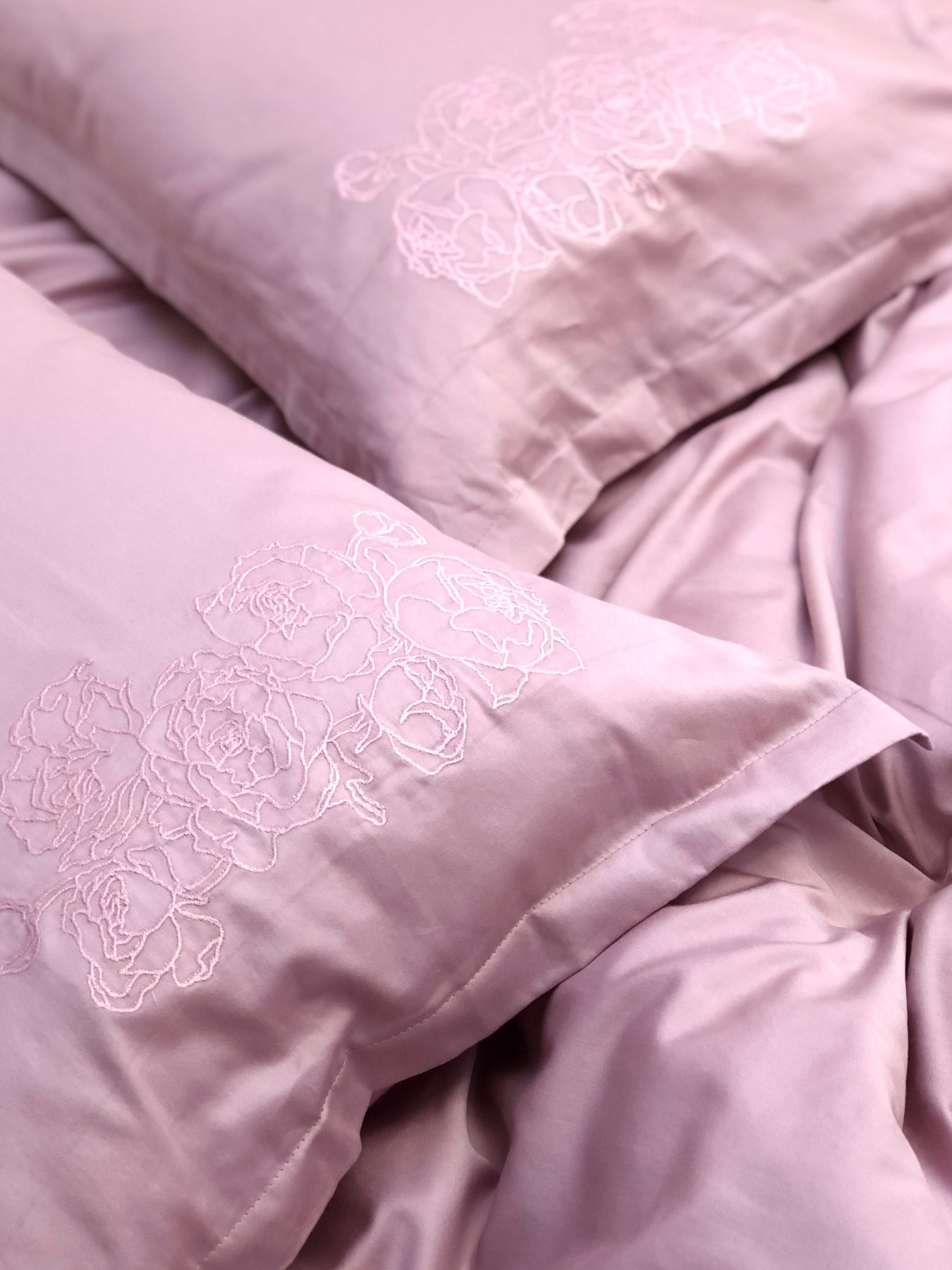 Наволочка рожева з вишитими півоніями Cozy модель 8008489 Фото