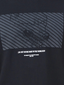 Футболка J.B4 (Just Before) модель 8MF6502 Футболка J.B4 (Just Before) модель 8MF6502 Фото