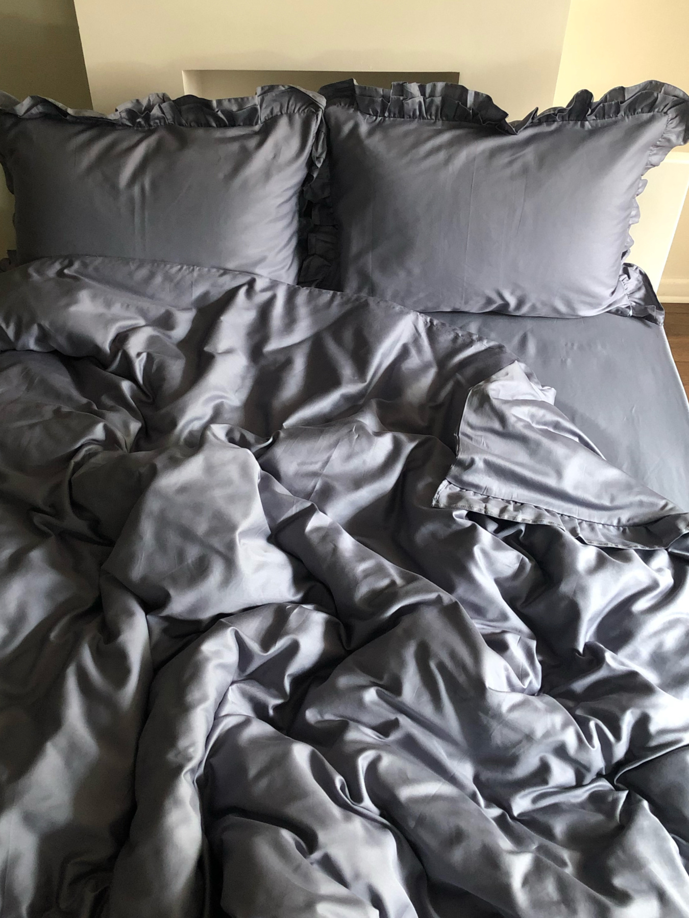 Наволочка з рюшами темно-сіра Cozy модель 7910134 Фото