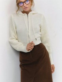 Молочный свитер с капюшоном модель 47469 Фото