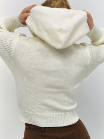 Молочный свитер с капюшоном модель 47469 Фото