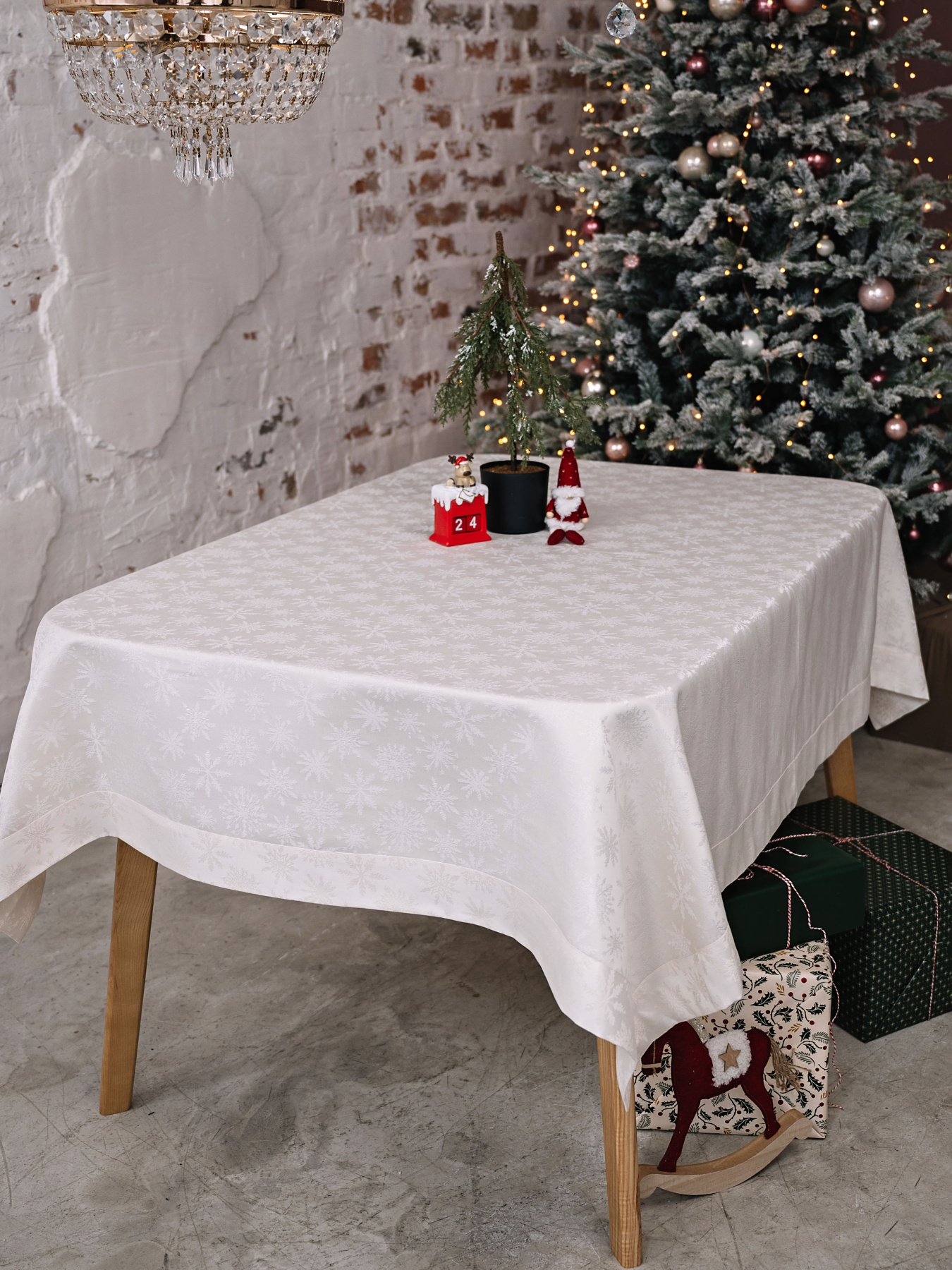 Новорічна скатертина "Сніжинки" Едельвіка модель 247-23-00 Фото
