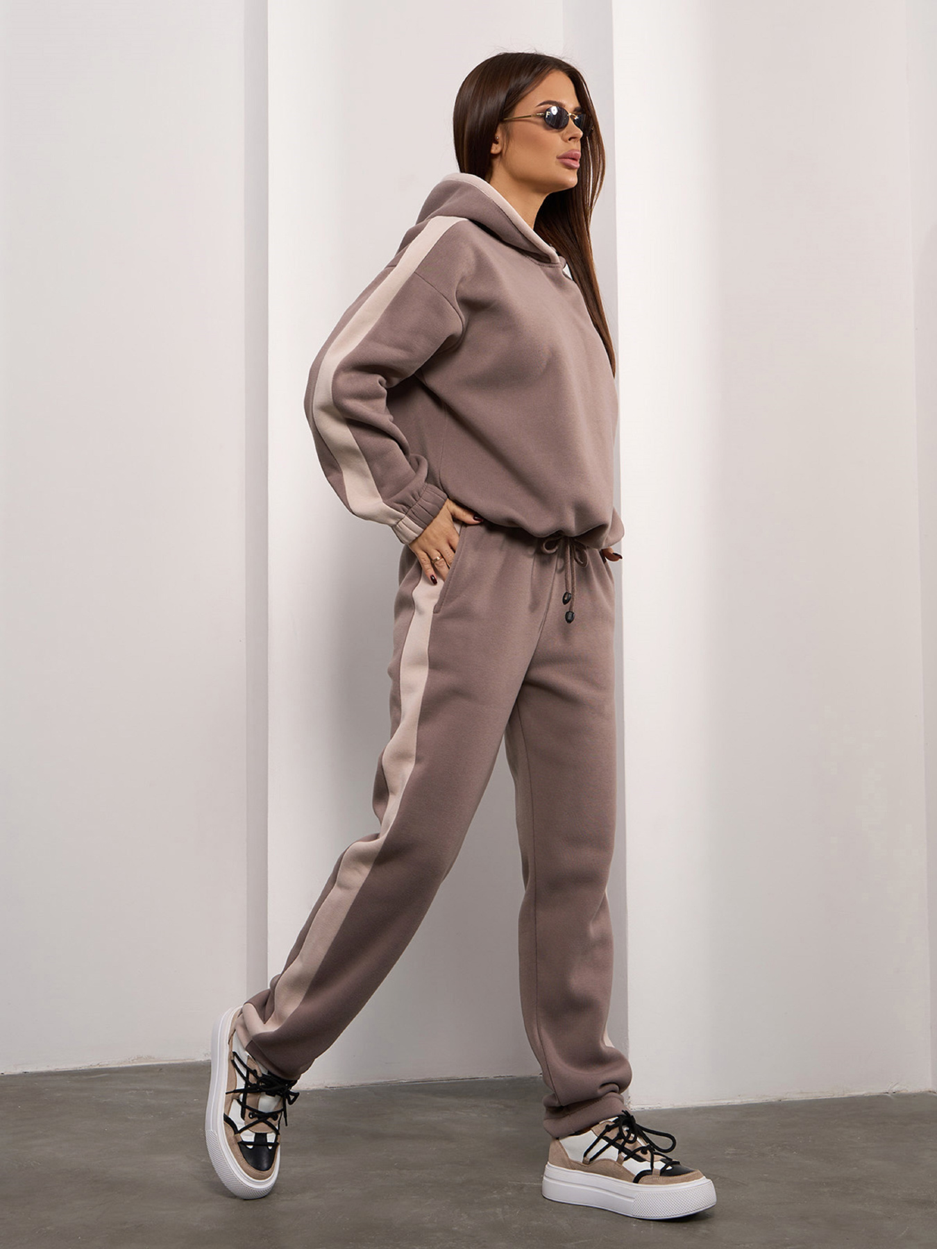 Повседневный костюм ISSA Plus модель 14934_коричневый Фото